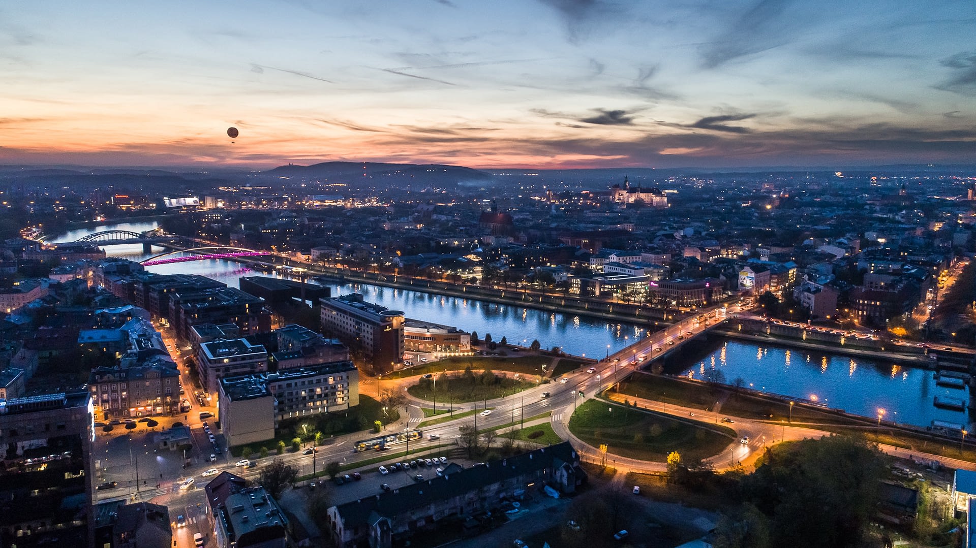 Krakow-z-drona-Wisla-miasto